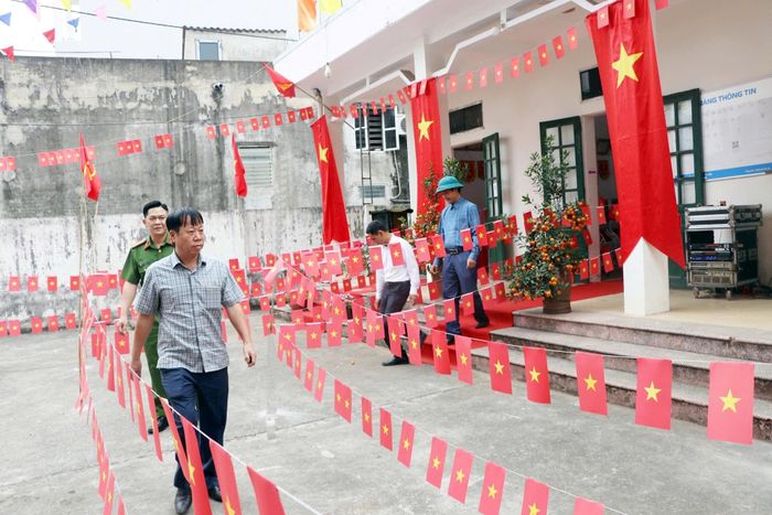 Đồng chí Đỗ Hoàng Anh Châu, Phó Bí thư Đảng ủy, Chủ tịch UBND xã kiểm tra tại khu vực bỏ phiếu số 11. Ảnh: Hồng Đào