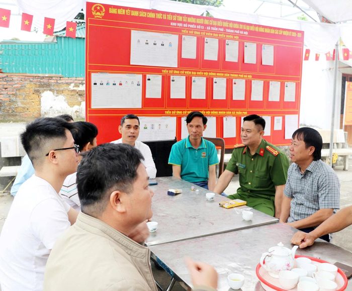 Đoàn công tác trao đổi cùng tổ bầu cử tại khu vực bỏ phiếu số 13. Ảnh: Hồng Đào