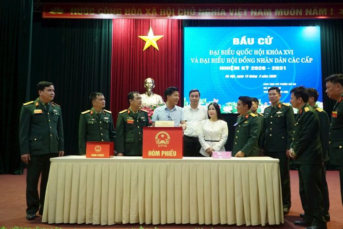 Đồng chí Nguyễn Nguyên Hùng kiểm tra tại khu vực bỏ phiếu số 32, Trường Sỹ quan Đặc công. Ảnh: Minh Khiêm