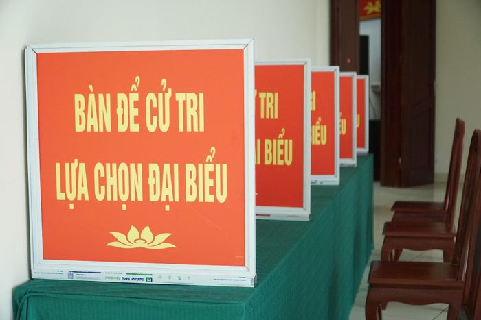 Bàn viết phiếu tại khu vực bỏ phiếu số 32, Trường Sỹ quan Đặc công. Ảnh: Minh Khiêm