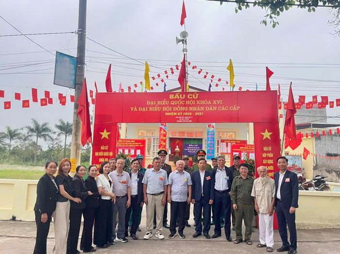 Thành viên Tổ bầu cử xã Đại Xuyên và Công an xã trước giờ bỏ phiếu