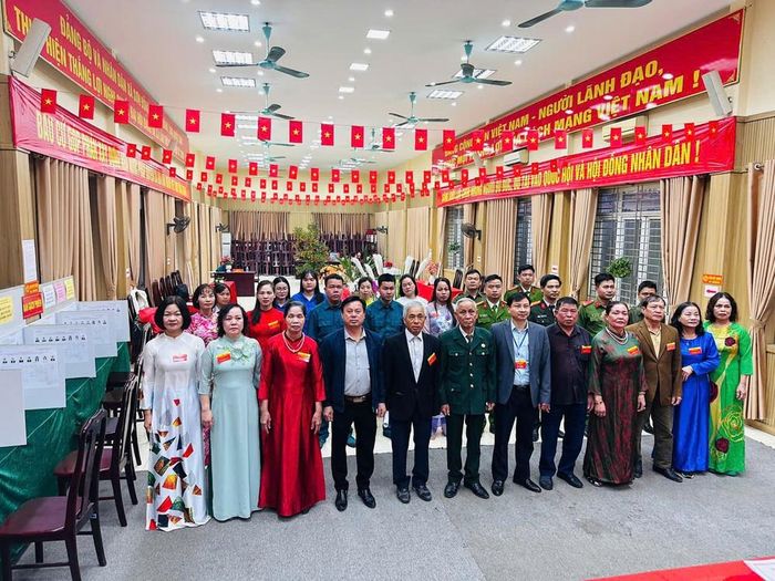 Lễ chào cờ tại tổ bầu cử xã Sơn Đồng