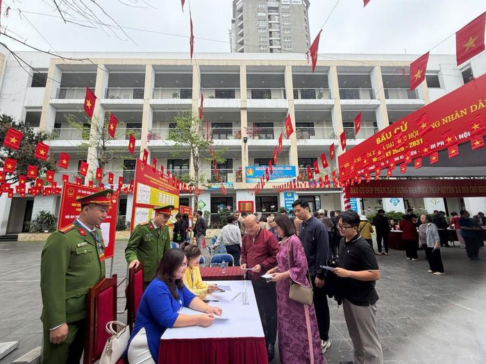 CBCS Công an phường Kim Liên bảo vệ ngày bầu cử