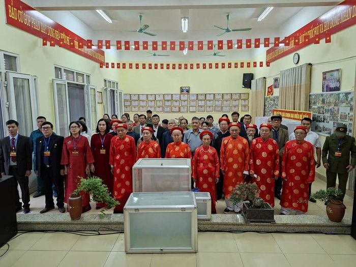 Đông đảo nhân dân và lực lượng an ninh cơ sở xã Nam Phù thực hiện quyền công dân