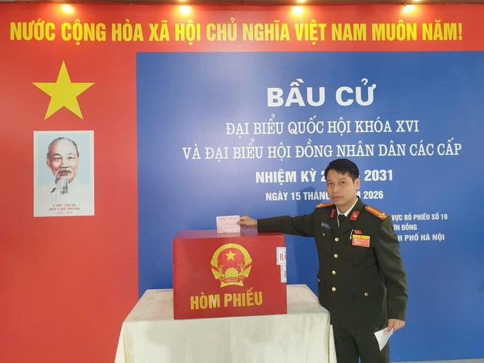 Cán bộ Công an xã Sơn Đồng thực hiện nghĩa vụ công dân