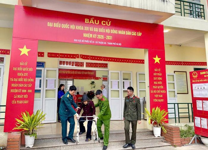 Hình ảnh đẹp của Công an xã Thuận An trong ngày bầu cử