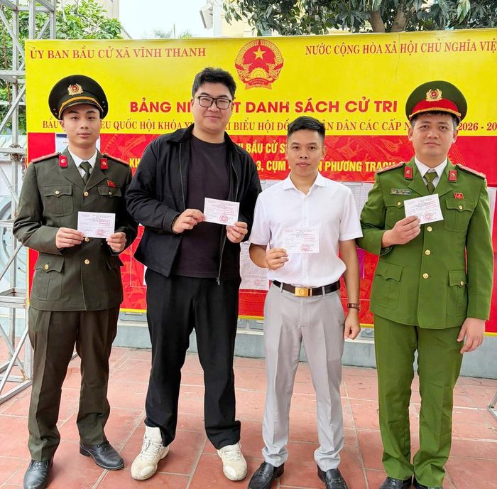Công an xã Vĩnh Thanh thực hiện xong nghĩa vụ công dân và tiếp tục triển khai nhiệm vụ bảo vệ ngày bầu cử