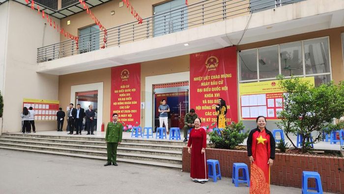 CBCS Công an phường Từ Liêm thực hiện nhiệm vụ bảo vệ điểm bầu cử