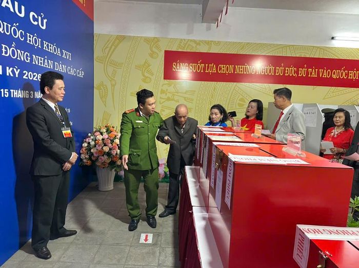CBCS Công an phường Phương Liệt hỗ trợ nhân dân