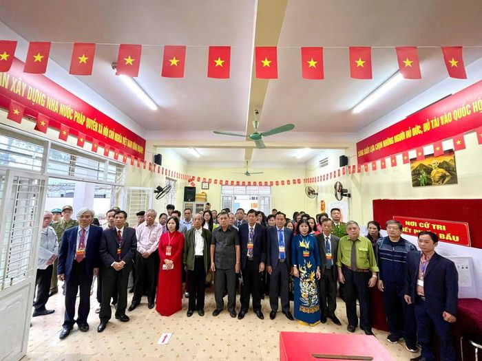 Trang nghiêm lễ chào cờ ngày bầu cử tại phường Việt Hưng