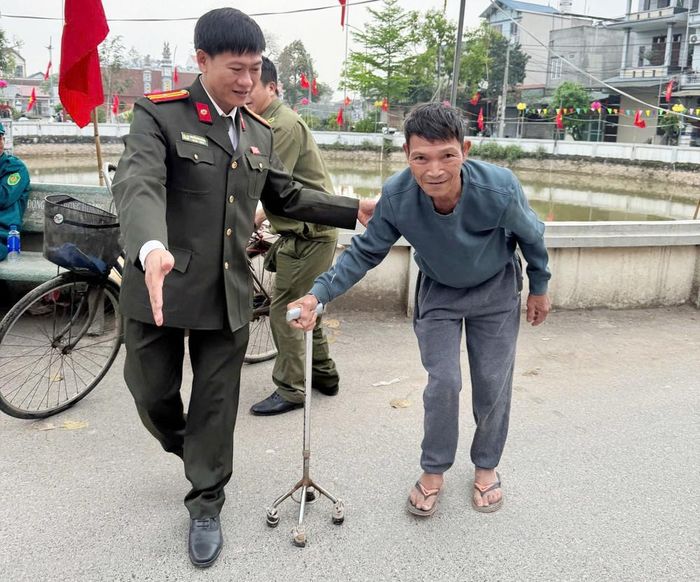 CBCS Công an xã Dân Hòa hỗ trợ nhân dân khó khăn trong đi lại đến điểm bầu cử
