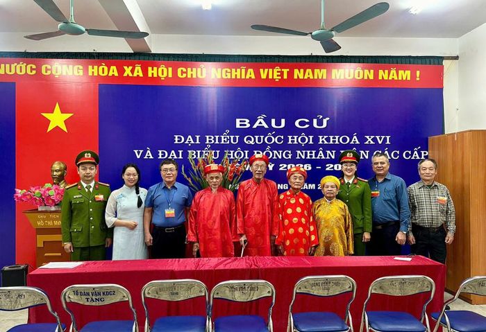 Những cử tri đầu tiên thực hiện quyền công dân tại phường Hoàng Mai