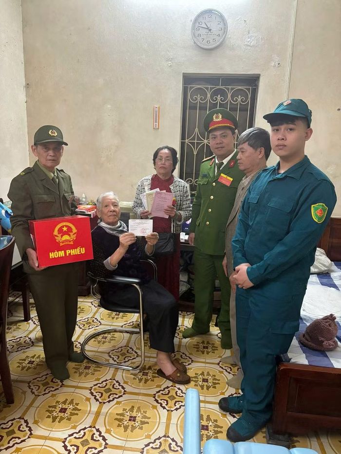 Tổ công tác mang hòm phiếu phụ hỗ trợ cử tri không di chuyển được đến điểm bỏ phiếu