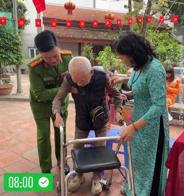 Hỗ trợ cử tri cao tuổi bị bệnh tham gia tại điểm bầu cử tại phường Tây Hồ