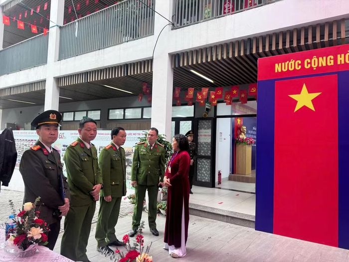 Đại tá Lê Văn Tuân kiểm tra và đánh giá cao nỗ lực, tinh thần, trách nhiệm của lực lượng làm nhiệm vụ tại các điểm trên địa bàn phường Tây Hồ