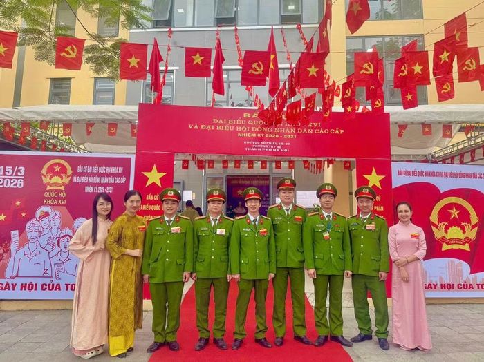 Các lực lượng Công an phường sẵn sàng phục vụ công tác bảo đảm an ninh, trật tự và hỗ trợ cử tri được triển khai chu đáo, góp phần để ngày bầu cử diễn ra an toàn, trang nghiêm
