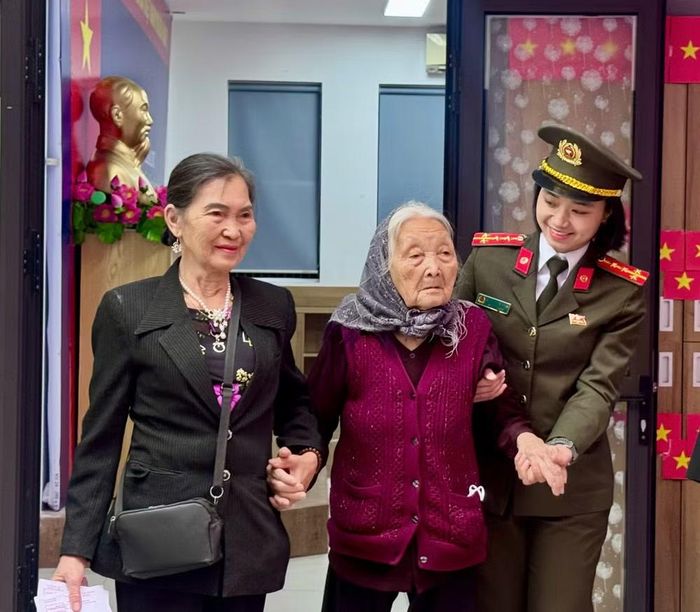 Lực lượng làm nhiệm vụ hỗ trợ củ tri cao tuổi tham gia bỏ phiếu tại điểm bầu cử trên địa bàn phường Tây Hồ