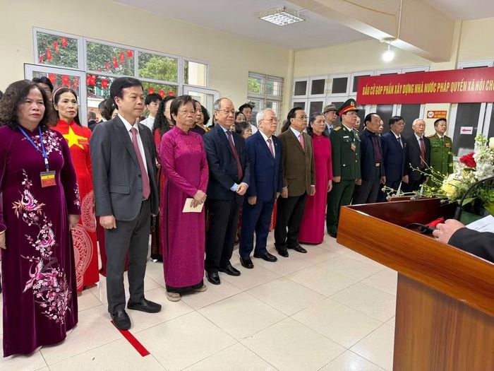 Các cử tri dự Lễ chào cờ khai mạc bầu cử sáng 15-3 tại điểm bầu cử phường Tây Hồ