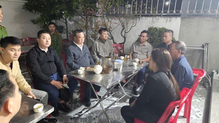Thiếu tướng Trần Xuân Ánh, Giám đốc Công an tỉnh Hưng Yên thăm hỏi gia đình nạn nhân. Ảnh: Công an tỉnh Hưng Yên.