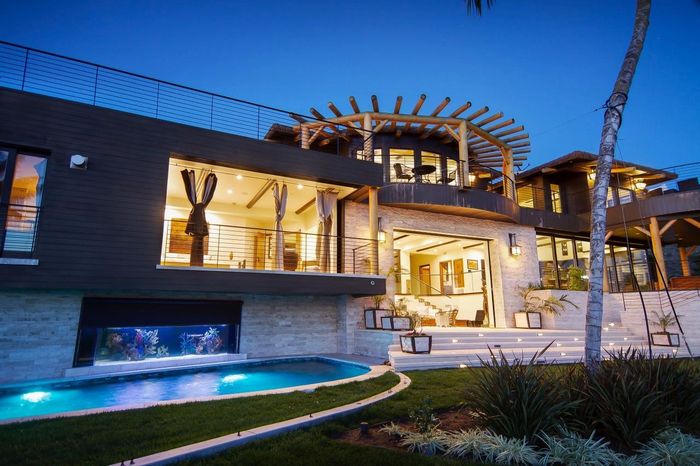  Một bể cá tại Malibu (California), do Infinity Aquarium Design thực hiện, được thiết kế để người ở tầng hầm có thể nhìn xuyên qua bể ra hồ bơi bên ngoài. Ảnh: Ryan Lahiff.