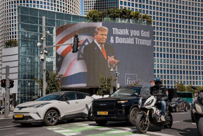  Áp phích cảm ơn ông Trump đang được treo tại Tel Aviv (Israel). Ảnh: New York Times. 