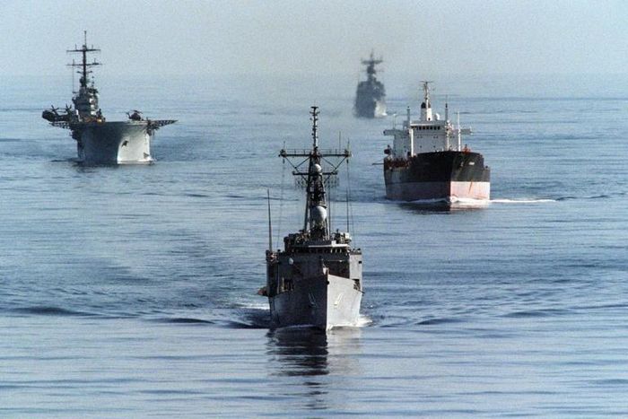  Hải quân Mỹ từng làm nhiệm vụ hộ tống các tàu đi qua eo biển Hormuz hồi năm 1987, dù vậy, hiện tại họ chưa thể làm điều tương tự. Ảnh: US Navy. 