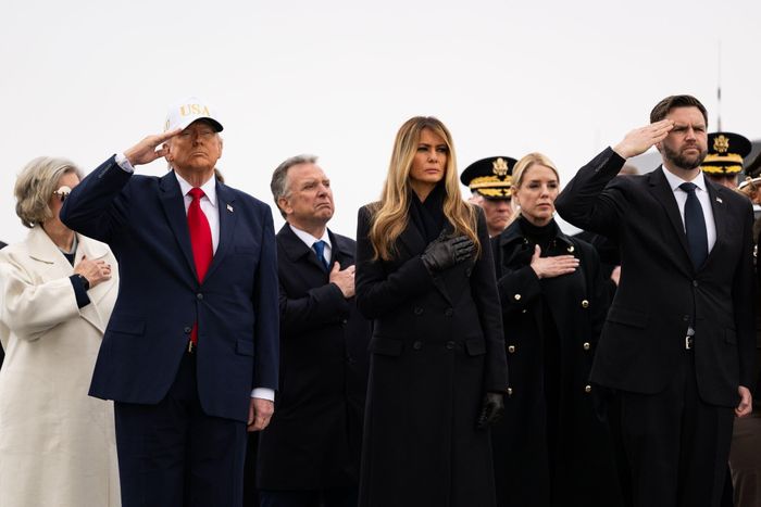  Tổng thống Trump dự lễ tiếp nhận thi thể 6 quân nhân Mỹ tại căn cứ không quân Dover (Mỹ) ngày 7/3. Ảnh: New York Times. 