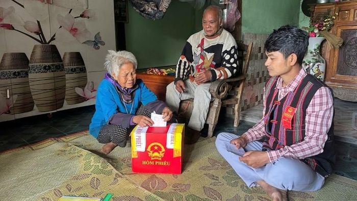 Những thùng phiếu phụ được đưa về thôn, bản giúp người già thực hiện quyền công dân.