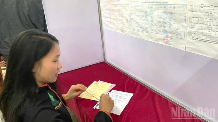 Cử tri Cao Thị Lệ Hằng mong muốn lựa chọn được những người có năng lực, trình độ để tham gia cùng cấp ủy, chính quyền trong việc đưa ra các chính sách, chương trình giúp bản làng ngày càng đổi mới.