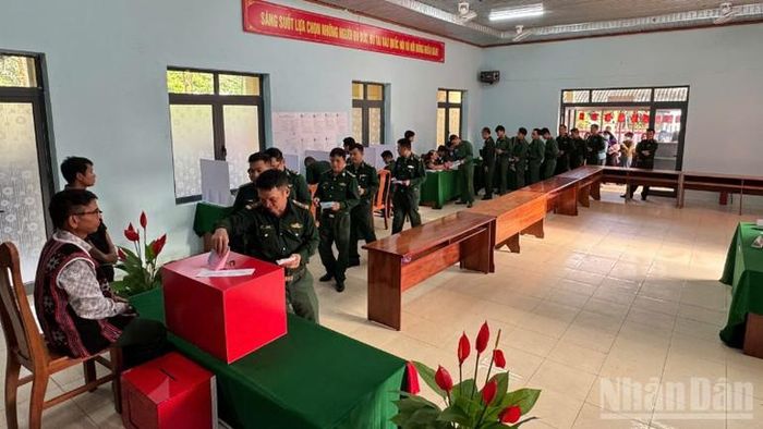 Cán bộ, chiến sĩ của Đồn Biên phòng La Êê tham gia bỏ phiếu.