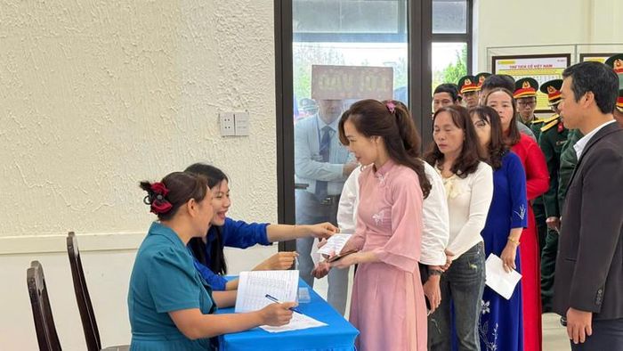 Cử tri đặc khu Cồn Cỏ hân hoan trong ngày bầu cử.