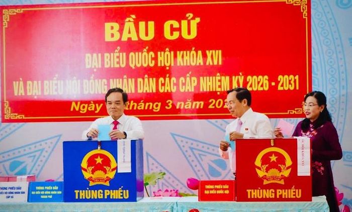 Đồng chí Trần Lưu Quang, Ủy viên Bộ Chính trị, Bí thư Thành ủy Thành phố Hồ Chí Minh bỏ phiếu bầu cử sáng 15/3. (Ảnh: THẾ ANH)