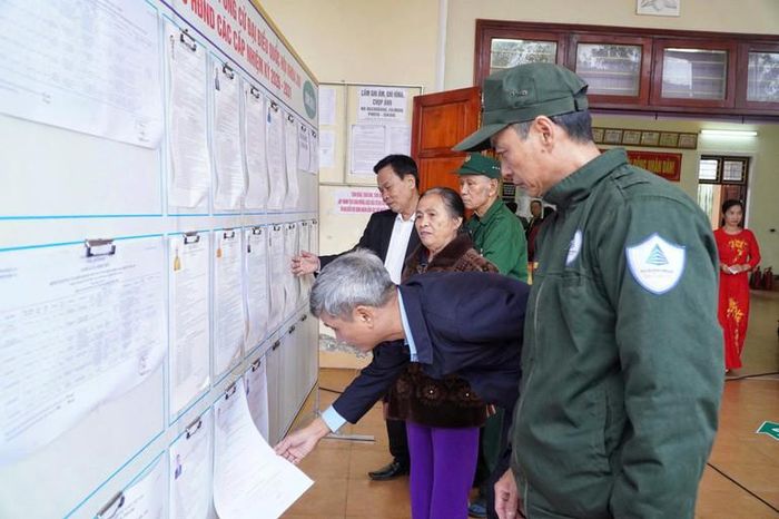 Người dân xã Kim Liên xem danh sách niêm yết cử tri trước khi bỏ phiếu.