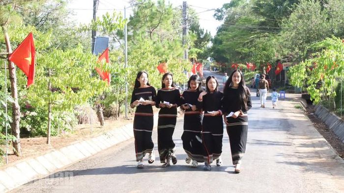 Cử tri người Ê đê ở buôn Tuôr, xã Hòa Phú nô nức đi bầu cử.