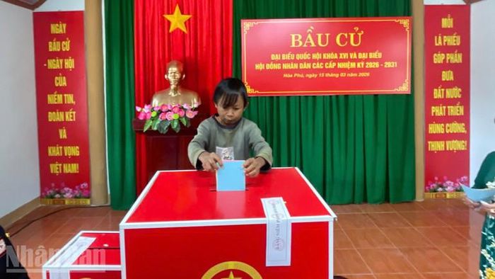 Thế nhưng Y Sim Byah đến khu vực bầu cử rất sớm và tự tay bỏ lá phiếu niềm tin của mình.