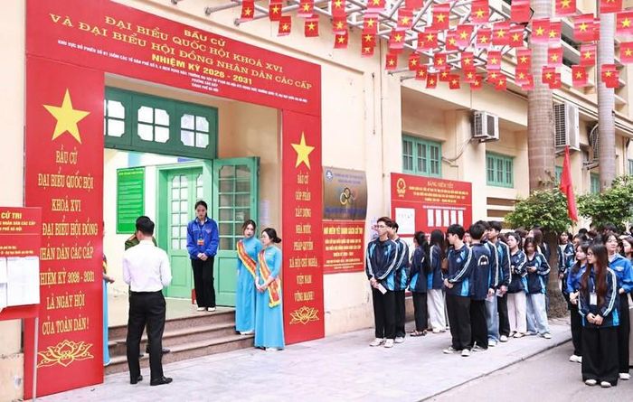 Sinh viên tại Khu vực bầu cử số 1, phường Cầu Giấy (Hà Nội) đặt tại Nhà thể chất Trường đại học Sư phạm Hà Nội.