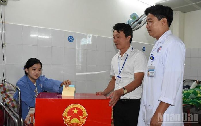 Mang thùng phiếu đến tận giường bệnh, bảo đảm quyền bầu cử của cử tri