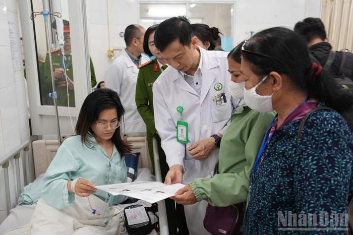 Người bệnh và người nhà người bệnh nghiên cứu tiểu sử các ứng cử viên trước khi bỏ phiếu.