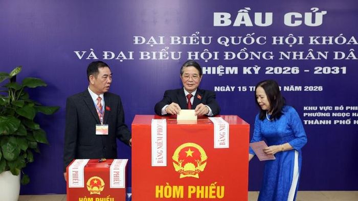 Phó Chủ tịch Quốc hội Nguyễn Đức Hải bỏ phiếu tại khu vực bỏ phiếu số 21, phường Ngọc Hà.