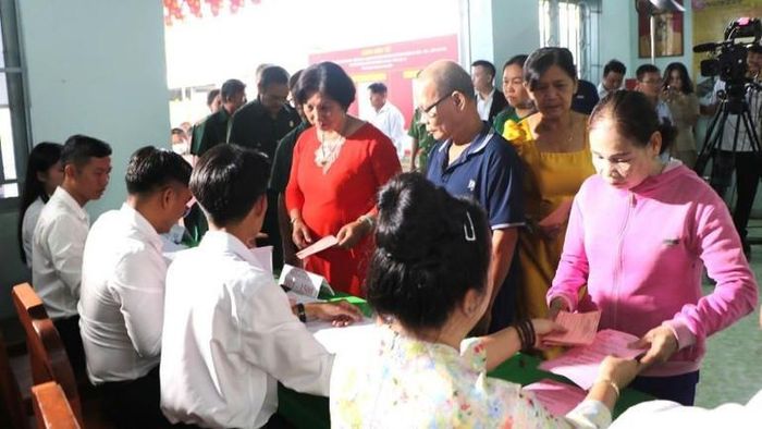 Cử tri khu vực số 26, khu phố Phú Thuận, phường Phú An đến bỏ phiếu từ rất sớm.