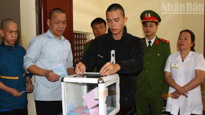 Những người đang bị tạm giữ, tạm giam tại Trại tạm giam Công an tỉnh Sơn La thực hiện quyền và nghĩa vụ công dân theo đúng quy định.
