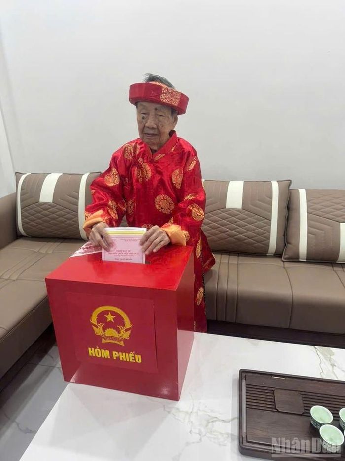 Ngay từ sáng sớm ngày 15/3/2026, cử tri Phạm Thị Xen sinh ngày 1/1/1926 tại khu vực bỏ phiếu số 23 (Đình Trực Cát, địa chỉ 4/666 Thiên Lôi) đã sẵn sàng tham gia bỏ phiếu. Tổ bầu cử số 23 phường An Biên đã đưa hòm phiếu phụ để phục vụ cử tri bỏ phiếu ngay tại nhà.