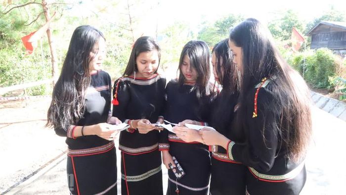 Các cử tri trẻ người Ê đê tham gia bầu cử.