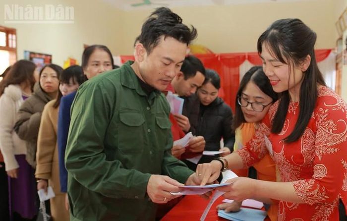 Thành viên các Tổ bầu cử hướng dẫn cho các cử tri thực hiện quyền bầu cử của mình.
