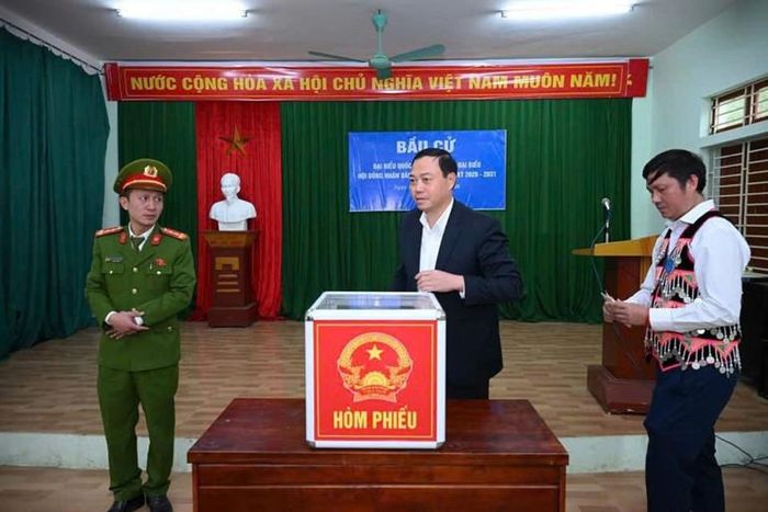 Cử tri bỏ phiếu bầu cử tại xã Mường Lống.