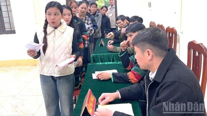 Nhiều cử tri người Rục trẻ tuổi háo hức trong ngày đầu được tham gia bỏ phiếu bầu cử đại biểu Quốc hội khóa XVI và đại biểu Hội đồng nhân dân các cấp nhiệm kỳ 2026-2031.