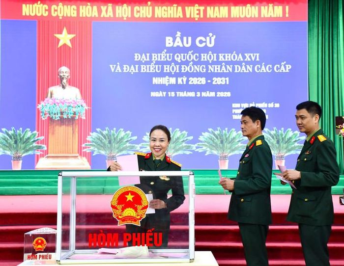 Các cử tri của Học viện Quân y nô nức tham gia bỏ phiếu bầu cử đại biểu Quốc hội khóa XVI và đại biểu Hội đồng nhân dân các cấp nhiệm kỳ 2026-2031.