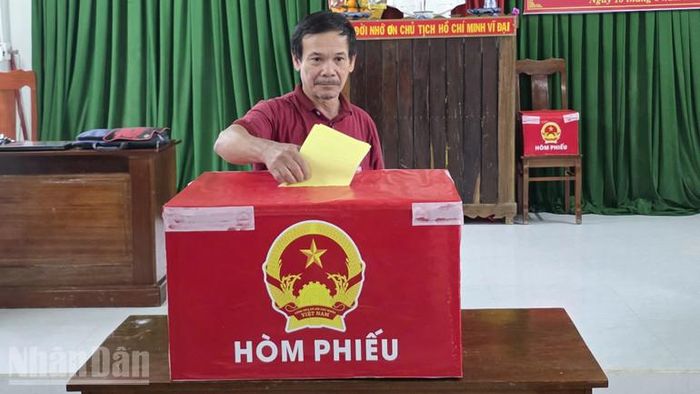 Một cử tri xã Hòa Thịnh bầu cử thực hiện quyền công dân của mình.