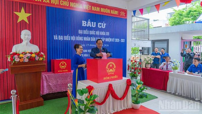 Phó Chủ tịch Quốc hội Trần Quang Phương bỏ phiếu tại Khu vực bỏ phiếu số 7, phường Hòa Xuân, Trường mầm non Hương Sen cơ sở 3, đường Phạm Xuân Ẩn - Thanh Lương 19, Hòa Xuân, Đà Nẵng.