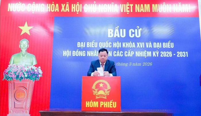 Bí thư Tỉnh ủy Nghệ An Nguyễn Khắc Thận bỏ phiếu tại phường Trường Vinh.